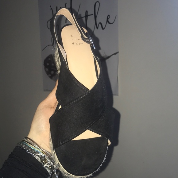 Simple Summer Black Crossed Wedges - Picture 2 of 5